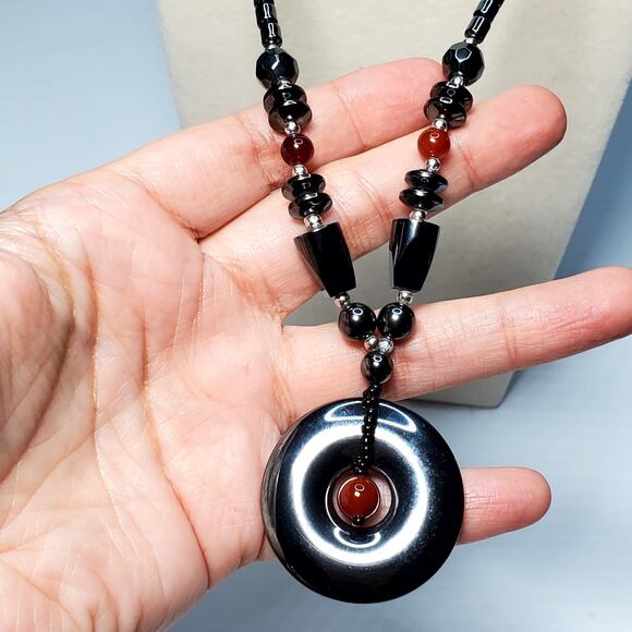 Vtg Carved Black Hematite Red Jasper Beaded Circle Pendant Necklace 16" - Picture 4 of 5
